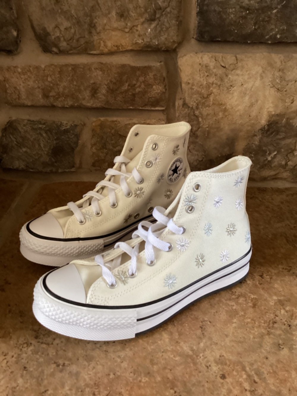 Converse Chuck Taylor Kids Size 5 High Top Cream Yellow Embroidered Flowers NIB - Picture 3 of 8